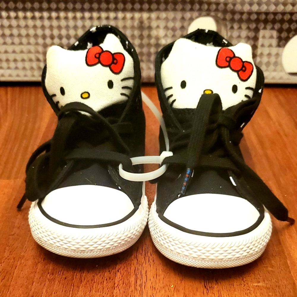 Converse x Hello Kitty Cuck Taylor Hi Blk_8C